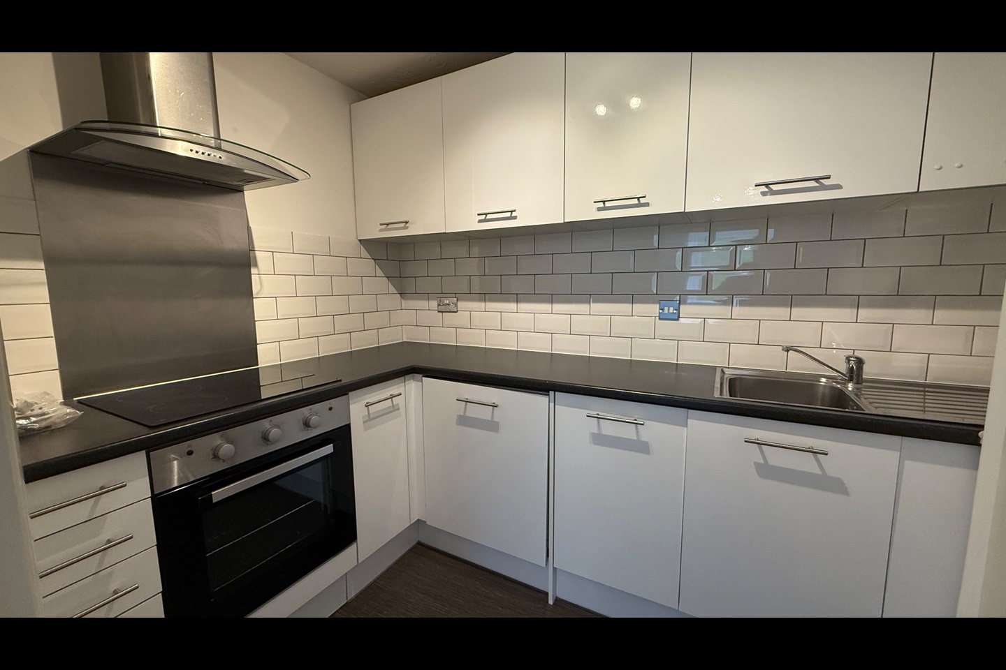1 Bed Flat, Tippett Rise, RG2 photo 2