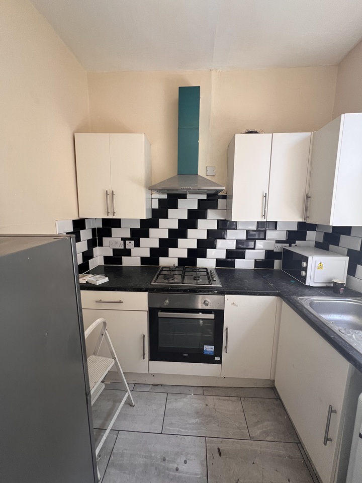 2 Bed Flat, Commercial Road, E1 photo 3