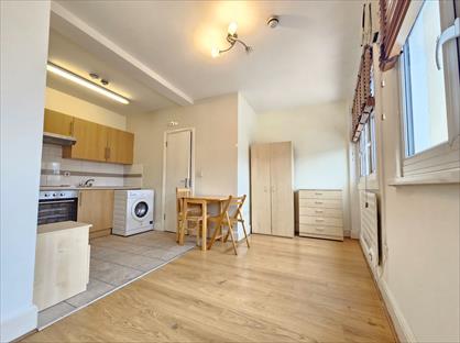 Studio Flat, Mitcham Road, SW17