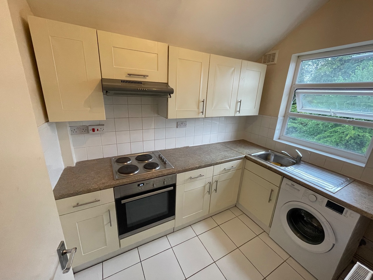 1 Bed Flat, Hazelwood, M8 photo 4