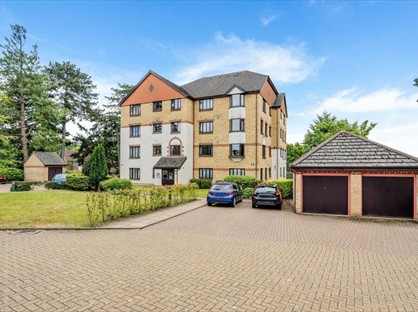 2 Bed Flat, Lennox Court, RH1