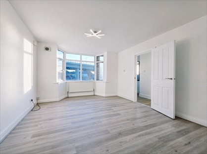 2 Bed Flat, Great North Way, NW4