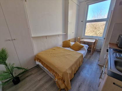 Studio Flat, Boxley Road, ME14