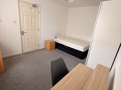 6 Bed Terraced House, Cedar Way, GU1