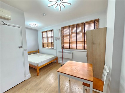 Studio Flat, Mitcham Road, SW17