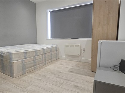 Studio Flat, Lansbury Drive, UB4
