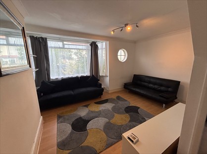 2 Bed Semi-Detached House, Hanover Avenue, TW13