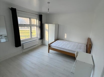 5 bed room for rent in Room in a Shared House, Boundary Road, GU21