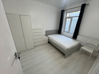 5 bed room for rent in Room in a Shared House, Boundary Road, GU21