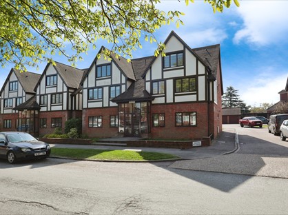 2 Bed Flat, Warwick Road, HP9