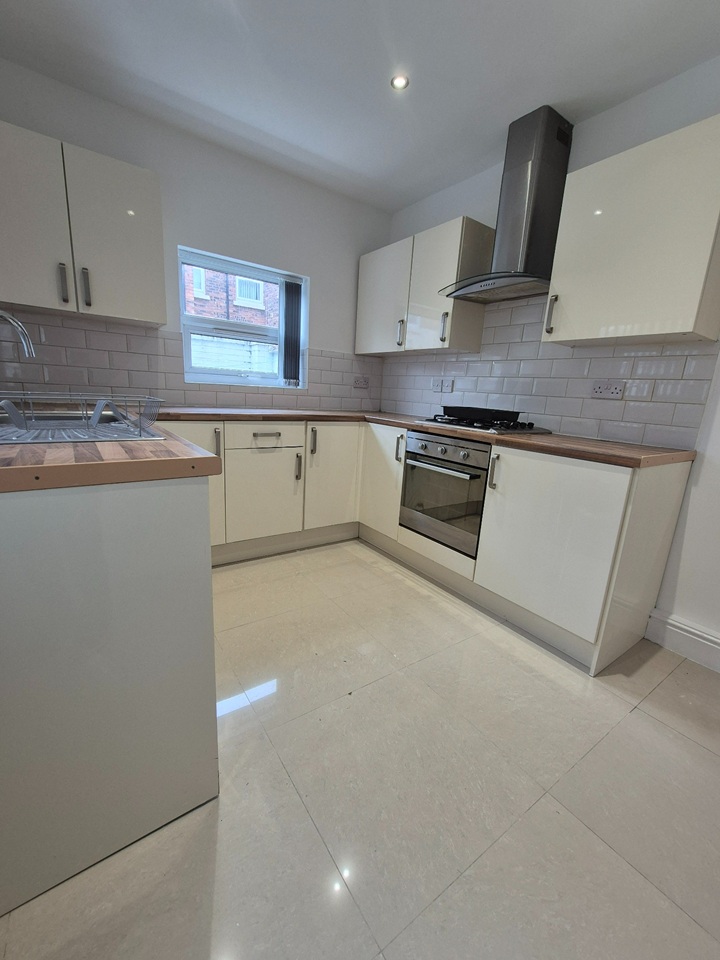 Room in a Shared House, Ennismore Road, L13