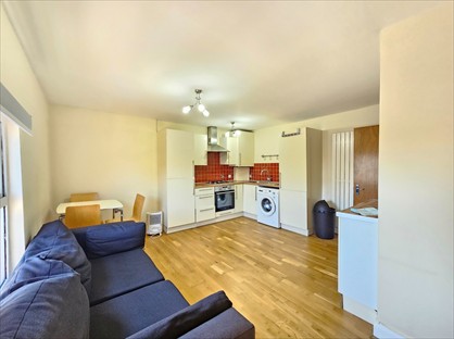 2 Bed Flat, High Street Colliers Wood, SW19