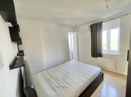 Studio Flat, Garnet Walk, E6