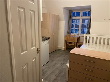 Studio Flat, Station Road, HA8