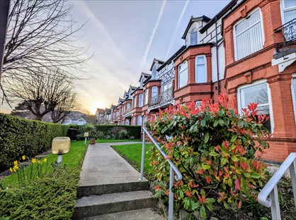 3 Bed Maisonette, Whitehall Road, LL28