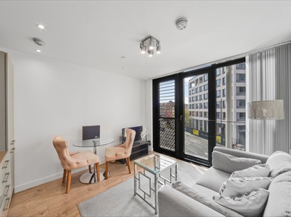 Studio Flat, Stratosphere Tower, E15