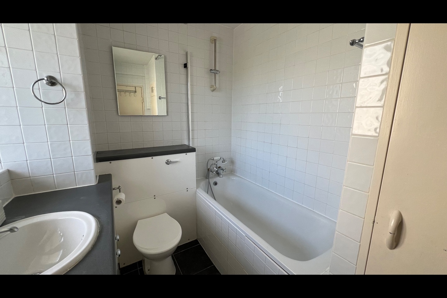 1 Bed Flat, Skinner Street, EC1R photo 3