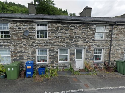 3 Bed Terraced House, Pensarn, SY20