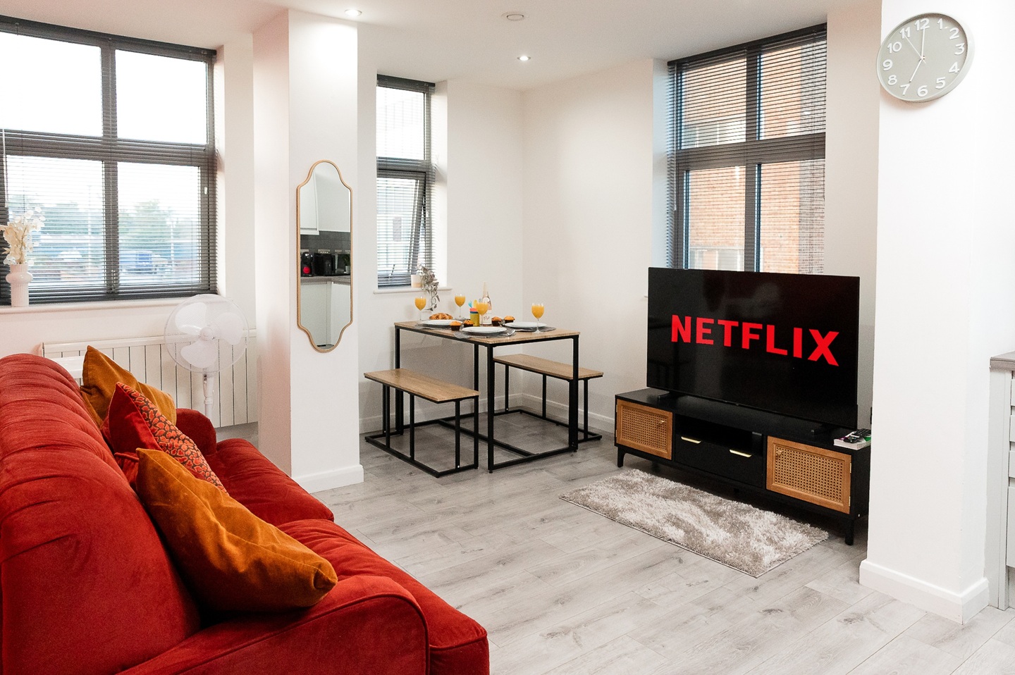 2 Bed Flat, Burleys Way, LE1 photo 3