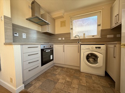 Studio Flat, Hilton Court, IV2