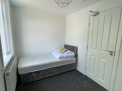 Room in a Shared House, Broadway, OL9