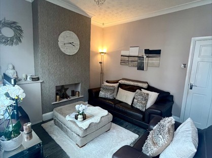 2 Bed Terraced House, Hawthorn Road, M40