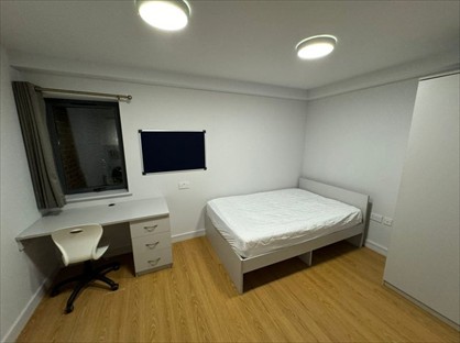 Studio Flat, Chatham Place, L7