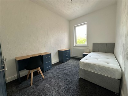 Room in a Shared House, Hough Lane, S73