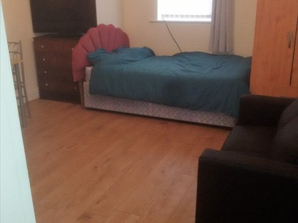 Studio Flat, Polygon Road, M8