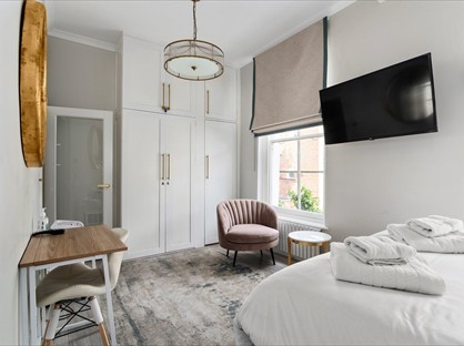 Studio Flat, Lakeside Road, W14