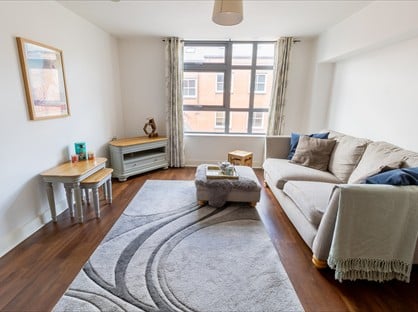 2 Bed Flat, Lion Court, B18