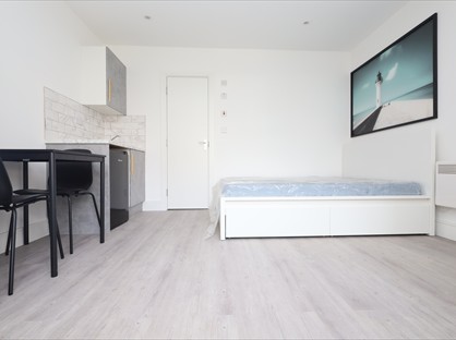 Studio Flat, Foxhays Road, RG2