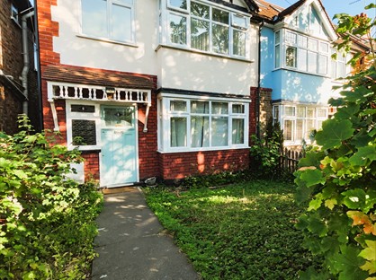 3 Bed Semi-Detached House, Hartham Road, TW7