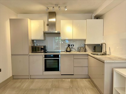 1 Bed Flat, Hillcrest Gardens, KT10