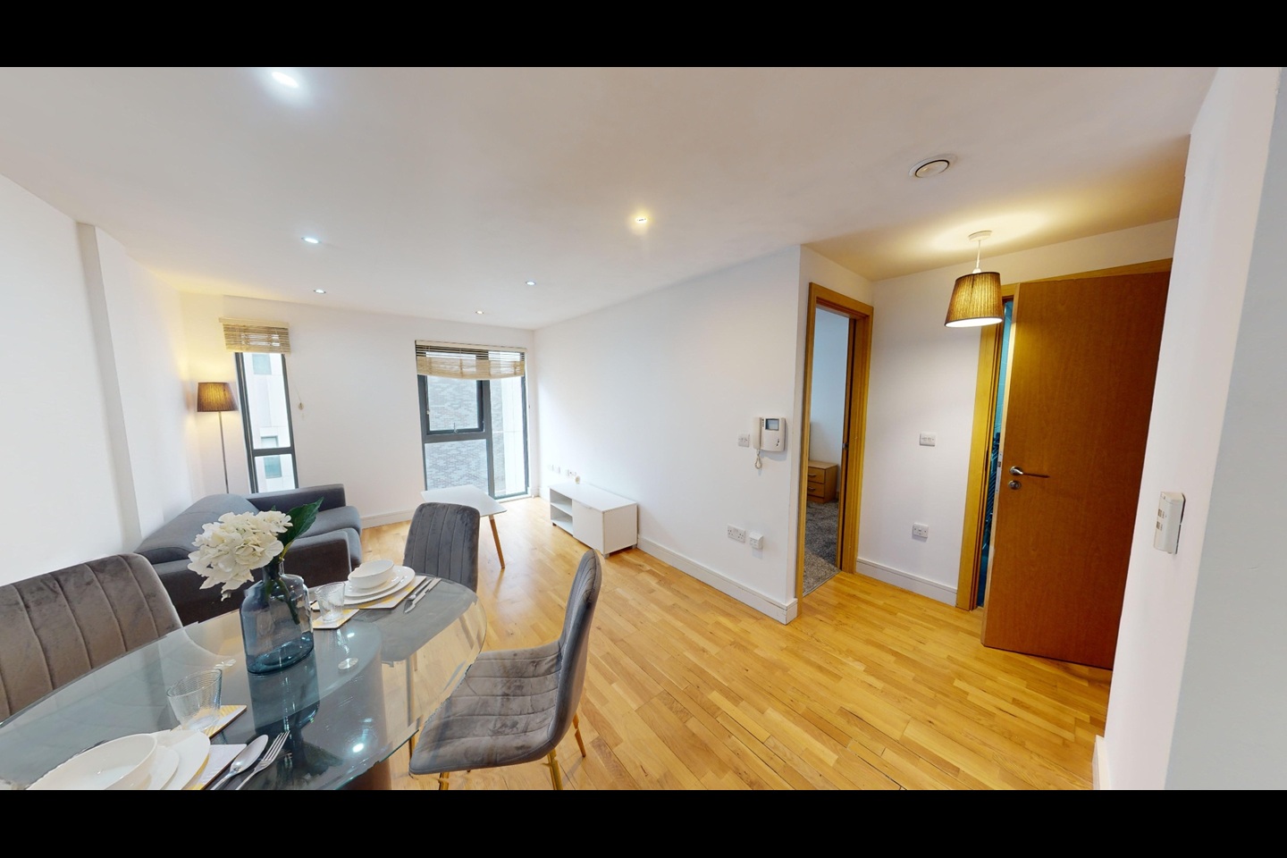 1 Bed Flat, Jugglers Yard, L3 photo 2