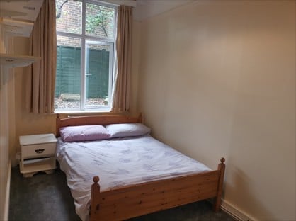 Room in a Shared House, London Road, GU19