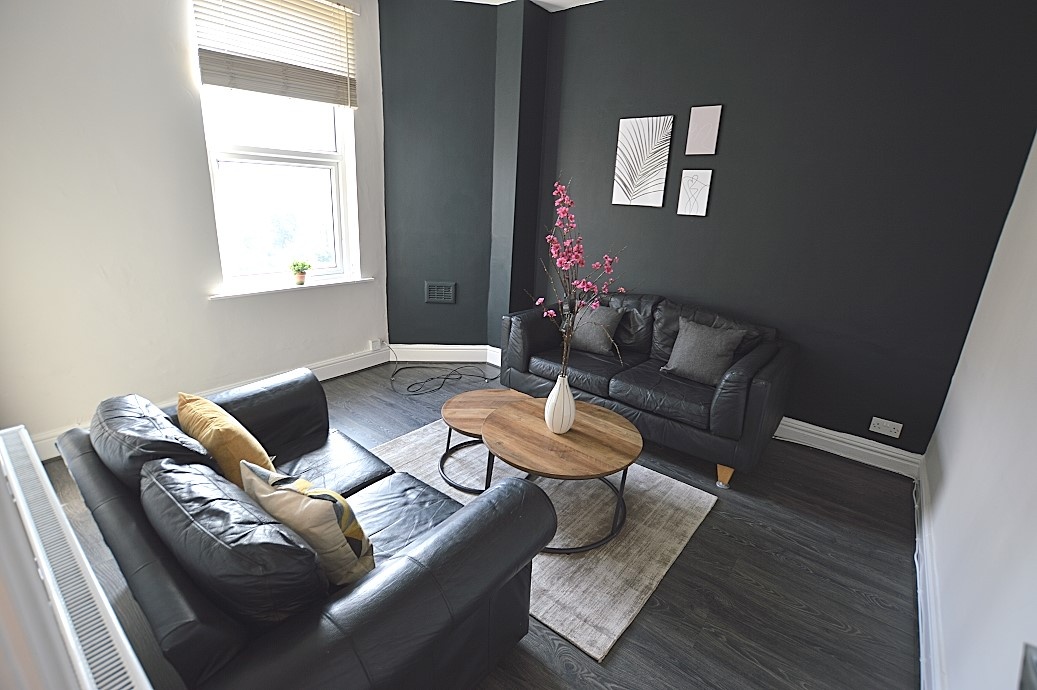 3 Bed Flat, Otley Road, LS16 photo 2