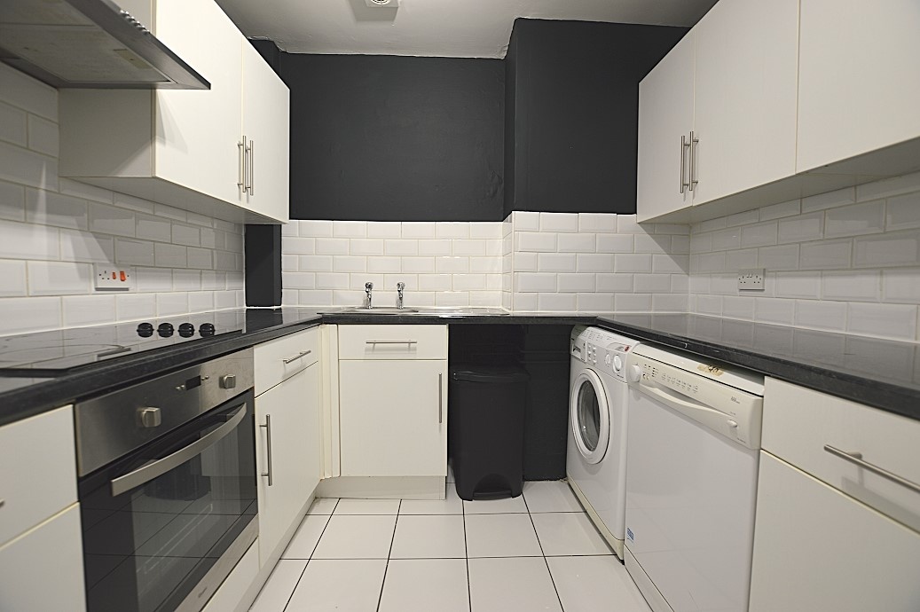 3 Bed Flat, Otley Road, LS16 photo 4
