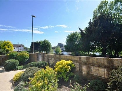 1 Bed Flat, Laleham Road, TW18