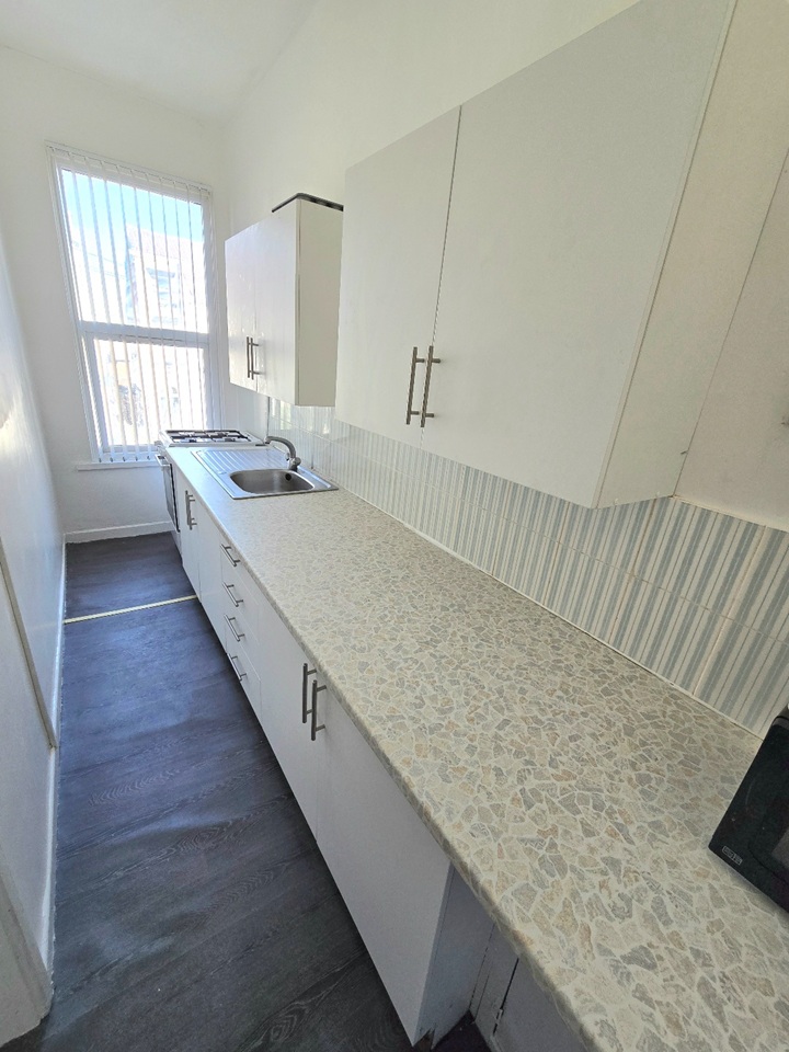 1 Bed Flat, Newstead Road, L8 photo 3