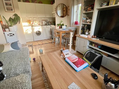 1 Bed Flat, Parrotts Field, EN11