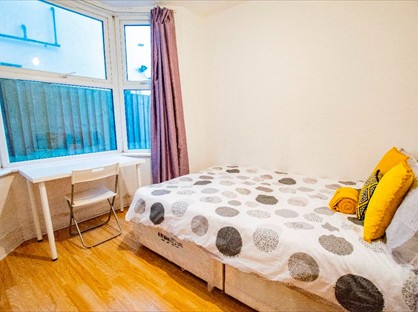 Room in a Shared Flat, Room B, E16
