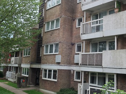 1 Bed Flat, Oak Hall Park, RH15
