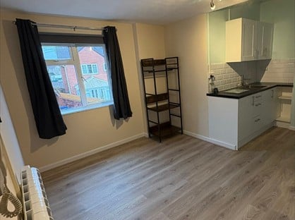 Studio Flat, Frome Rd, BA14