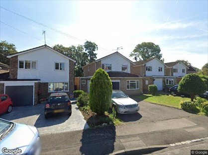 5 Bed Semi-Detached House, Oaktree Way, GU47