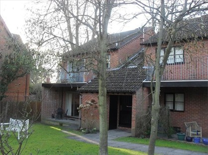 2 Bed Flat, Lower Broadmoor Road, RG45