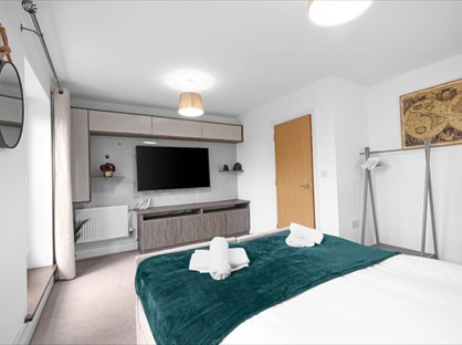 6 Bed Semi-Detached House, Denton Way, SL3