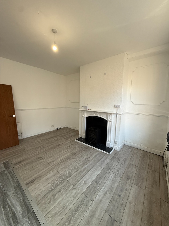 2 Bed Terraced House, Brompton Grove, LS11 photo 2