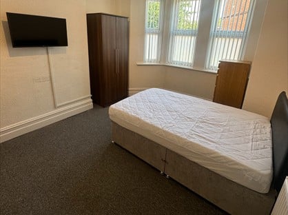 Room in a Shared House, Station Road, L39