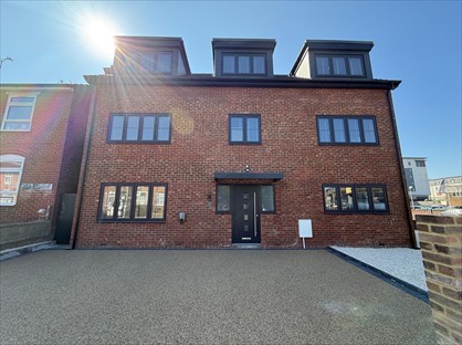 6 Bed Detached House, Pier Road, ME7